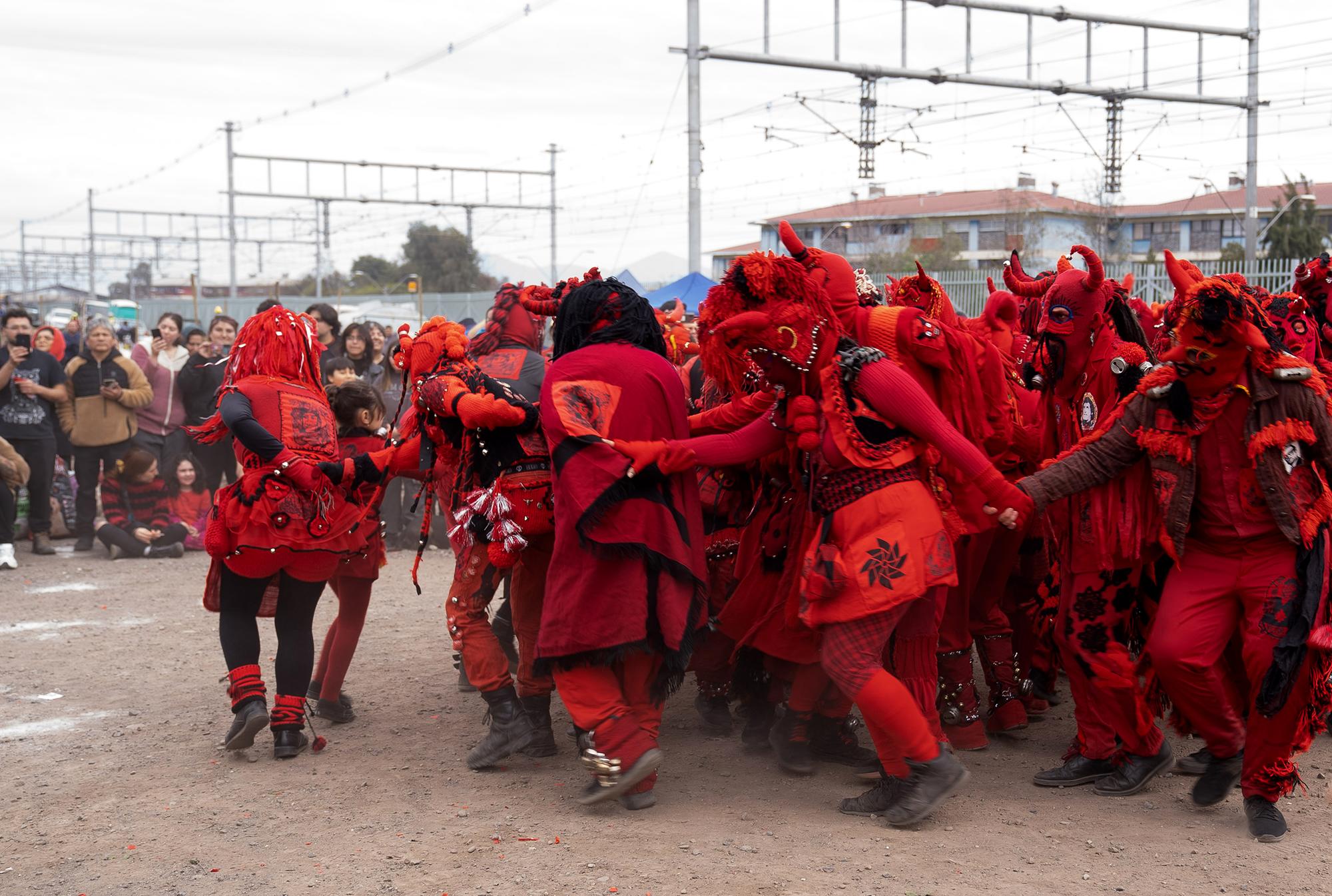 El baile de los Diablos Rojos ha acompañado todos los aniversarios del golpe de Estado desde su creación en 2009.
